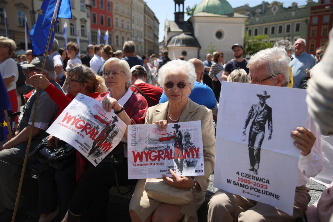 Marsz Wolności w Krakowie wspierający centralny, warszawski marsz z okazji 4 czerwca. Tysiące ludzi na Rynku Głównym
