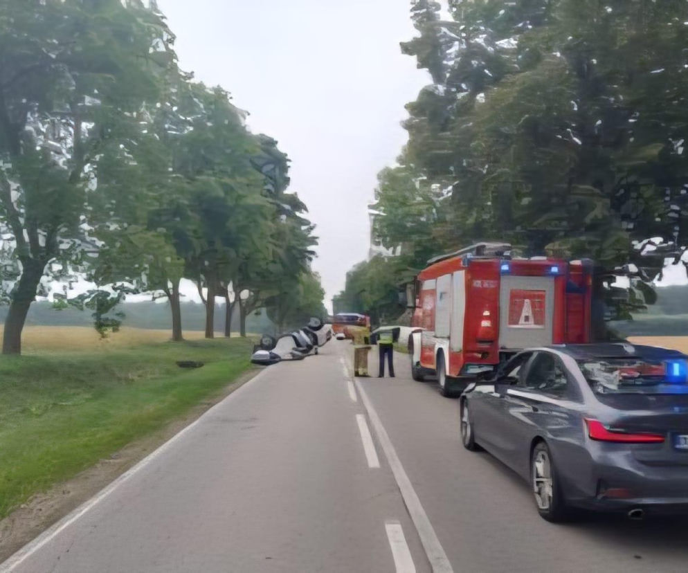 Wypadek na DK63. Widać wóz strażacki i zniszczone auto leżące na dachu. O szczegółach przeczytasz na SE Białystok.