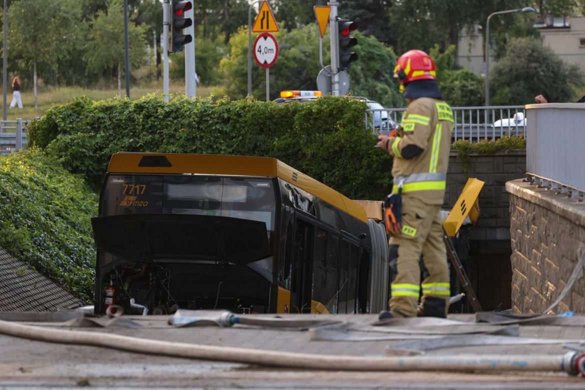 Autobus miejski wjechał w przejście podziemne przy Dworcu Zachodnim