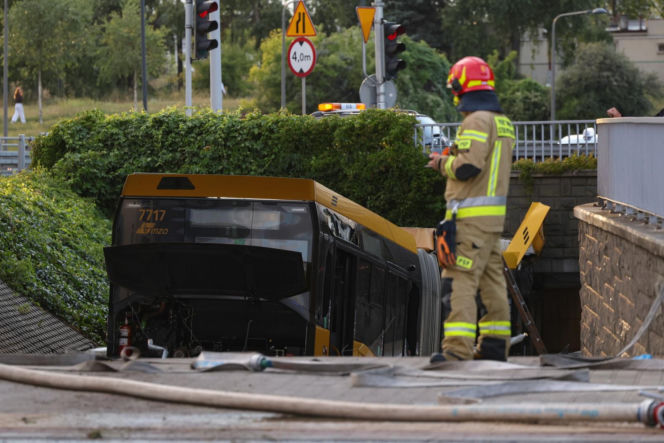 Autobus miejski wjechał w przejście podziemne przy Dworcu Zachodnim