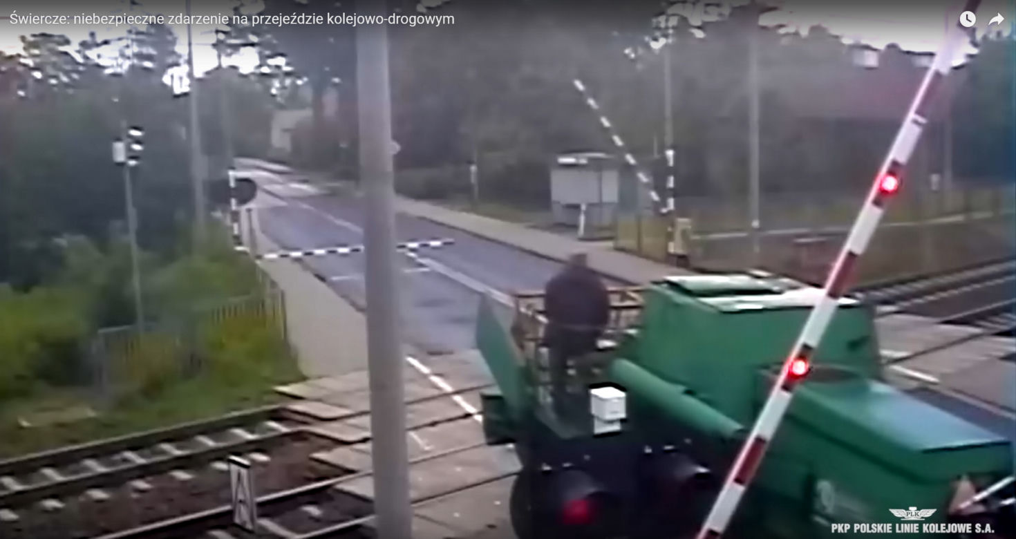 Groza na przejeździe kolejowym pod Pułtuskiem. Ciągnik wepchnął kombajn na tory! [ZDJĘCIA].
