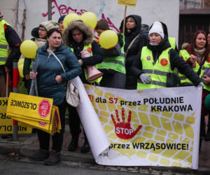 Protest ws. wariantów S7 przed siedzibą oddziału GDDKIA w Krakowie