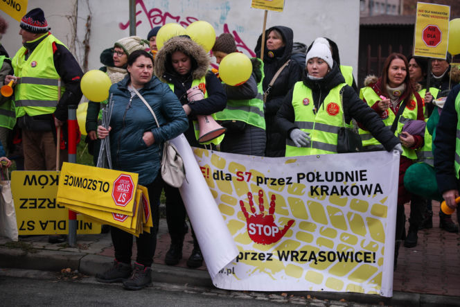Protest ws. wariantów S7 przed siedzibą oddziału GDDKIA w Krakowie