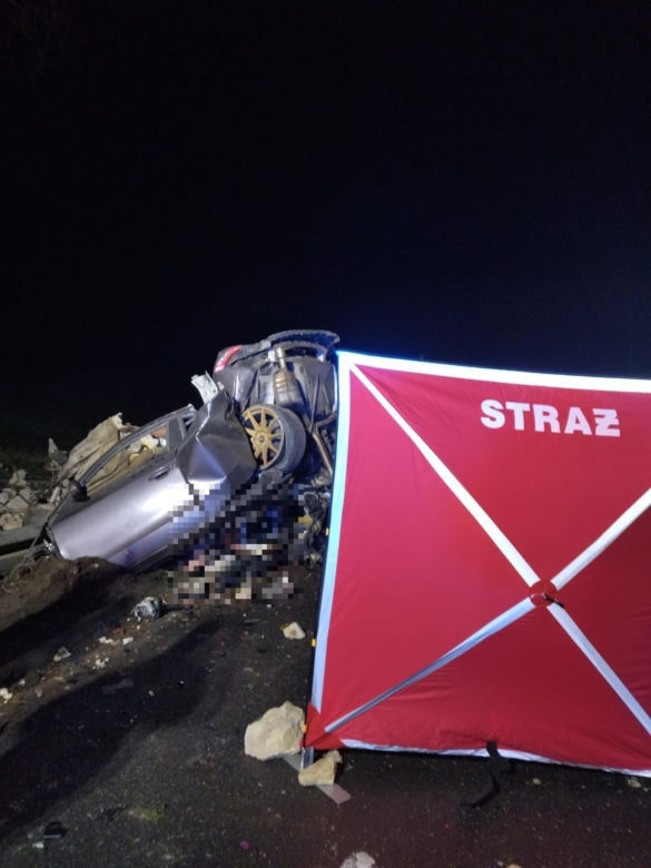Tragiczny wypadek w powiecie rawickim. Auto uderzyło w murowany przystanek, 19-letni kierowca nie żyje