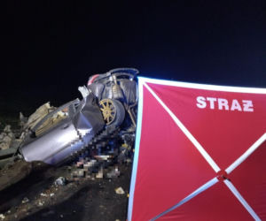 Tragiczny wypadek w powiecie rawickim. Auto uderzyło w murowany przystanek, 19-letni kierowca nie żyje