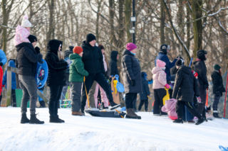 To najlepsza zimowa, darmowa atrakcja w Katowicach. Tłumy na torze saneczkowym
