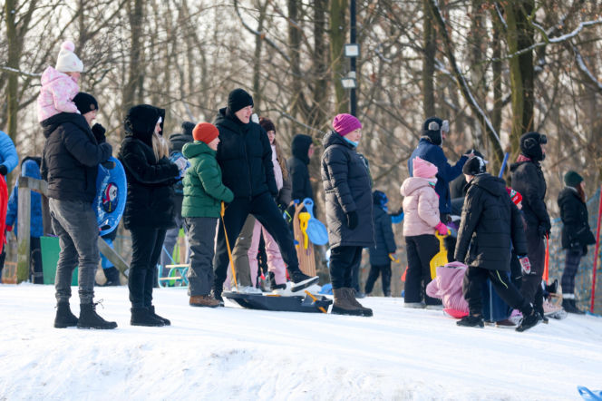 To najlepsza zimowa, darmowa atrakcja w Katowicach. Tłumy na torze saneczkowym