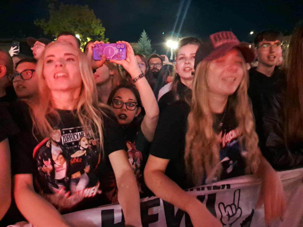 Posadzili drzewa, a następnie dali gorący koncert. Finał akcji zespołu Nocny Kochanek w Skarżysku