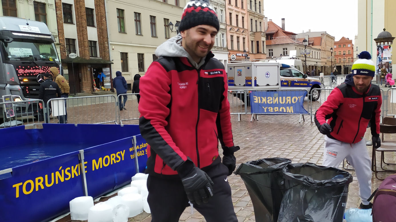 Gorące serca smagane wiatrem. Torunianie grają z WOŚP po raz trzydziesty! [FOTO]