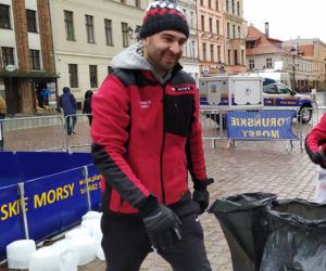 Gorące serca smagane wiatrem. Torunianie grają z WOŚP po raz trzydziesty! [FOTO]