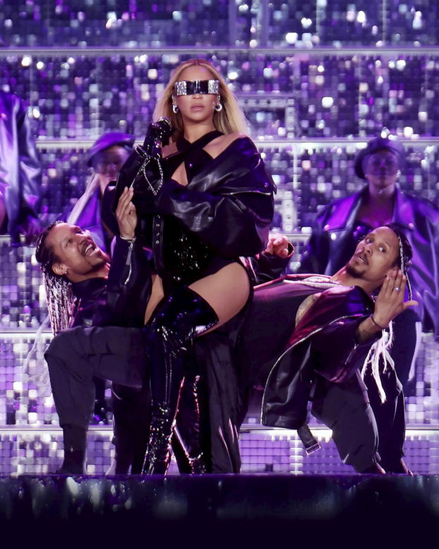 Beyonce wraca! Jest całkiem naga i została kowbojem!