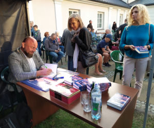Spotkanie autorskie Artura Ziontka i koncert siedleckich artystów przy fontannie 18.08.2021