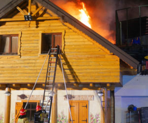 Pożar delikatesów w Michałowicach. Kłęby gęstego dymu było widać z daleka