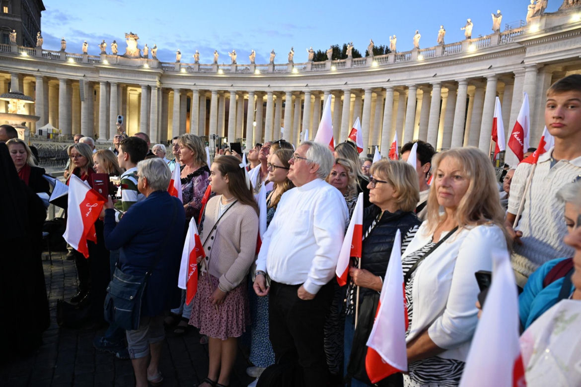Zło dobrem zwyciężaj. Setki osób czuwały w Watykanie w rocznicę wyboru Jana Pawła II