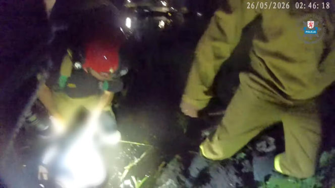 63‑latek tonął, policjant skoczył do wody