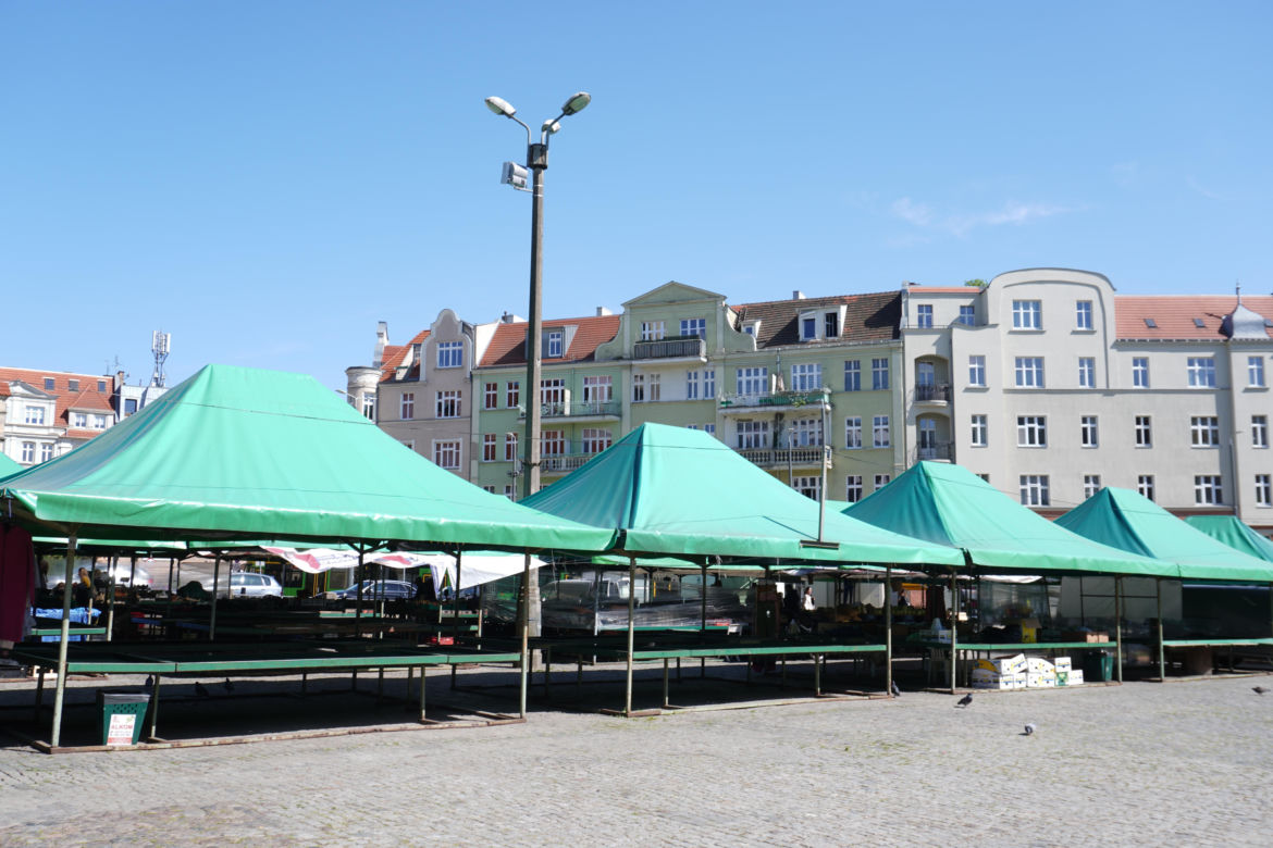 Wiosenne warzywa i owoce na poznańskich targowiskach