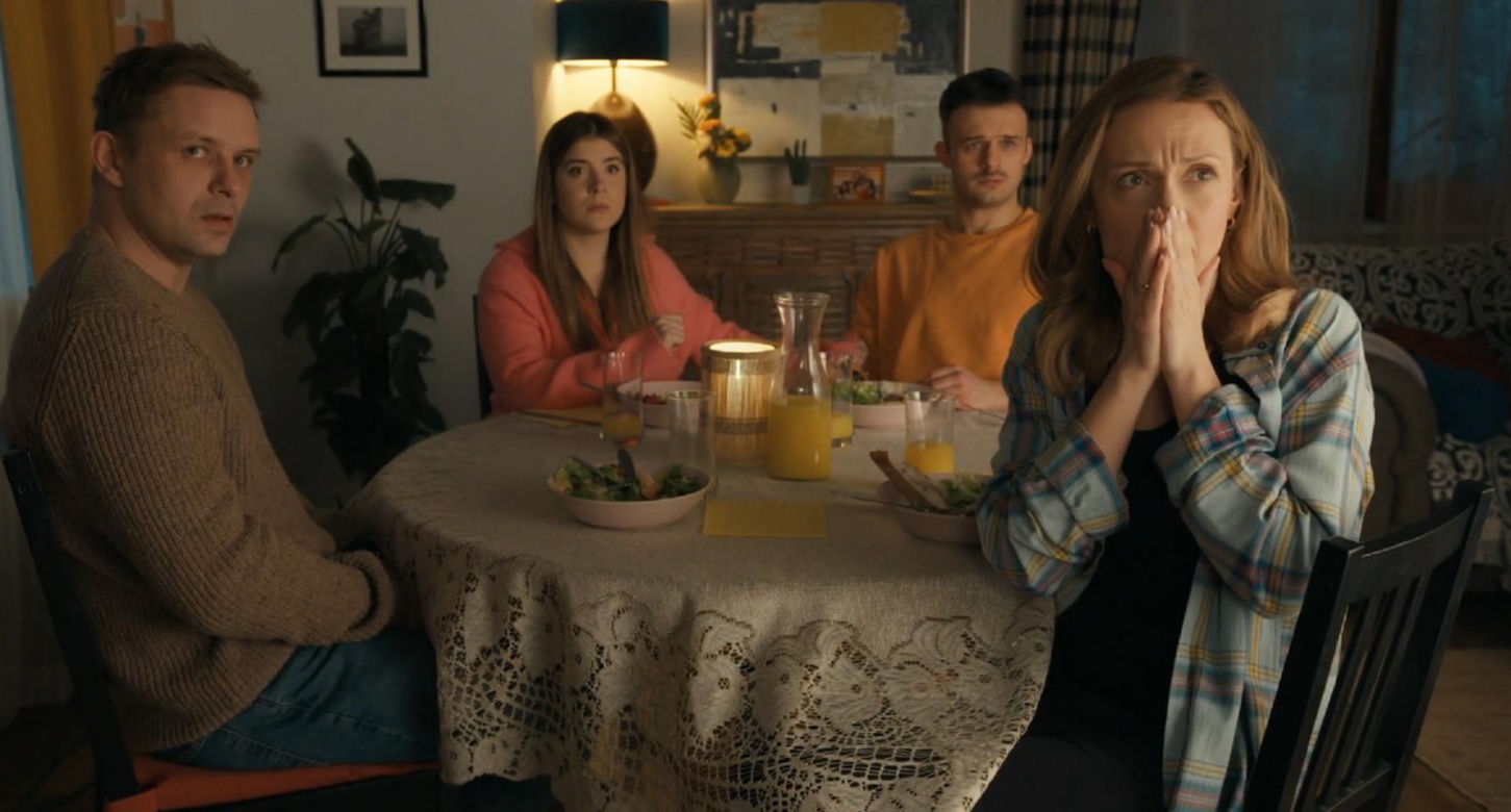 Barwy szczęścia odc. 3411. Hubert (Marek Molak), Agata (Natalia Zambrzycka), Asia (Anna Gzyra), Ignacy (Olaf Staszkiewicz)