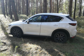 Porzucił Mazdę CX-5 w lesie i zdołał uciec. Auto było kradzione