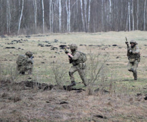 Brytyjscy żołnierze, ćwiczenia na poligonie