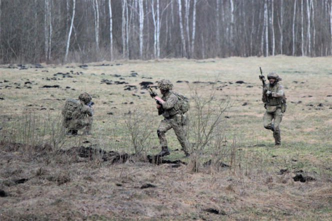 Brytyjscy żołnierze, ćwiczenia na poligonie