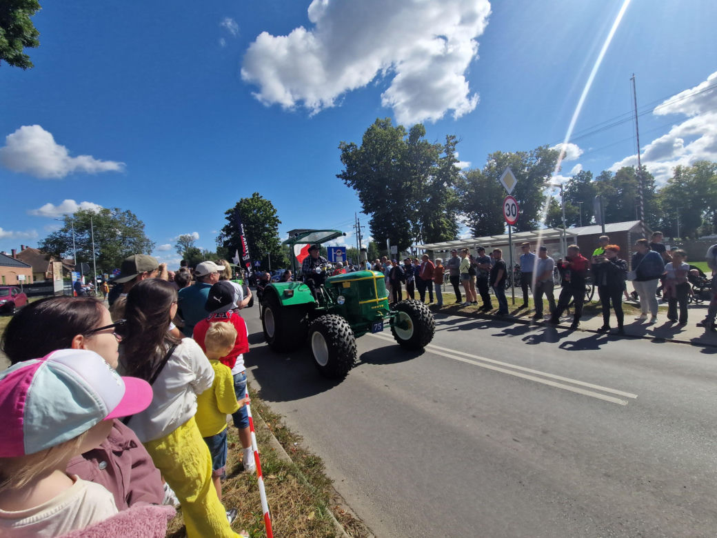 XXIII Międzynarodowy Festiwal Starych Ciągników i Maszyn Rolniczych im. Jerzego Samelczaka. Zdjęcia z parady i terenu festiwalu
