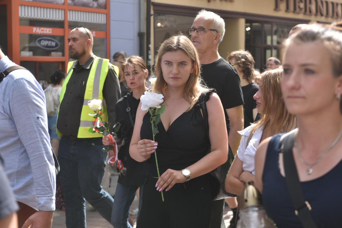Marsz Milczenia dla Klaudii w Toruniu. „Niech nasza cisza przemówi głośniej niż słowa” [GALERIA]