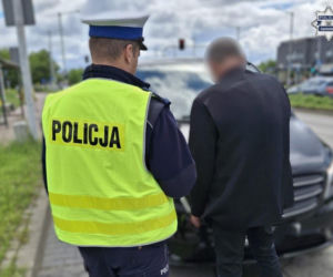 Świadek zauważył, że karawan jedzie slalomem. Za kierownicą siedział pijany 51-latek