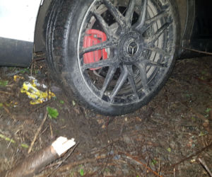 Przesadził z prędkością i roztrzaskał Mercedesa-AMG o skałę - ZDJĘCIA