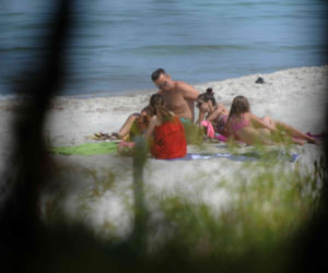 Kaczyńska z nieznajomym smaży się na plaży