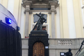 Protesty przed kościołami w Warszawie. Dramatyczna sytuacja na Krakowskim Przedmieściu