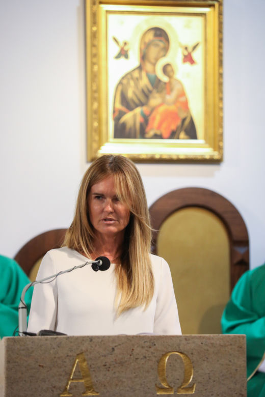 Jacek Kurski modli się w intencji zmarłej  matki