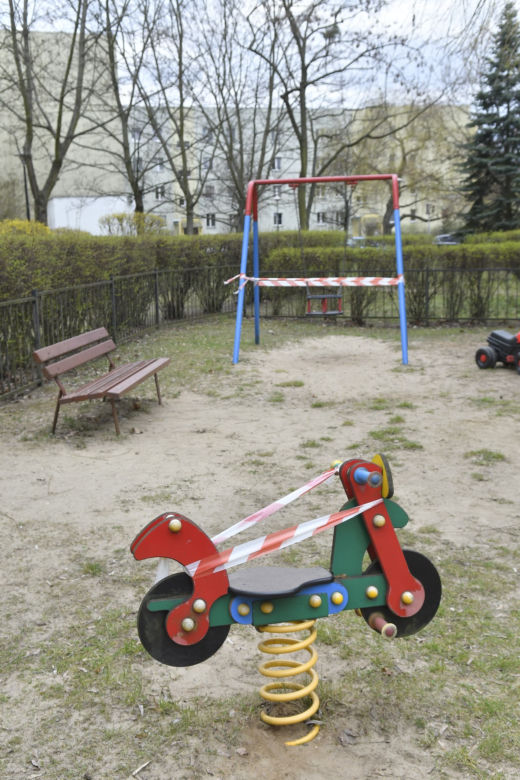 Plac zabaw grozy na Ursynowie. Rodzice drżą o własne dzieci 
