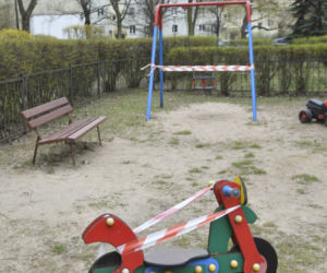 Plac zabaw grozy na Ursynowie. Rodzice drżą o własne dzieci 