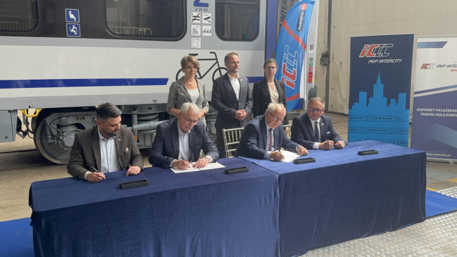 Podpisanie umowy na 14 wagonów rowerowych w opolskim REMTRAKU