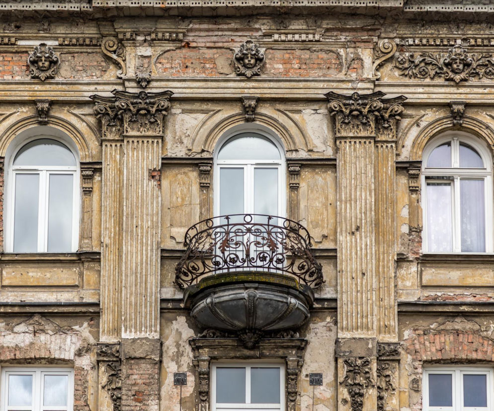 Zniszczona fasada kamienicy przy Wileńskiej 13 ze zdobieniami. O losach zabytku przeczytasz w serwisie Architektura.
