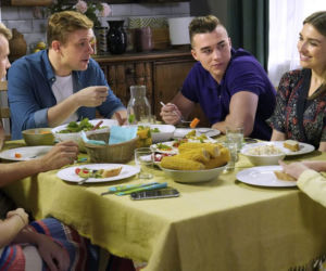 Barwy szczęścia, odc. 2387: Agata (Natalia Zambrzycka), Hubert (Marek Molak), Patryk (Konrad Skolimowski), Klara (Olga Jankowska), Staś (Olaf Kasprzyk), Marysia (Nina Szumowska)
