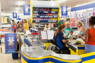 Lidl kusi podwyżkami pensji. Tyle zarobią pracownicy Lidla w 2026 roku