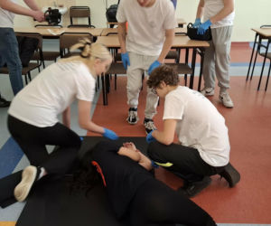 Wiedzą jak ratować! Na Uniwersytecie Kaliskim odbyły się II Mistrzostwa Szkół Ponadpodstawowych w Pierwszej Pomocy