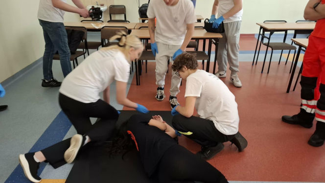 Wiedzą jak ratować! Na Uniwersytecie Kaliskim odbyły się II Mistrzostwa Szkół Ponadpodstawowych w Pierwszej Pomocy