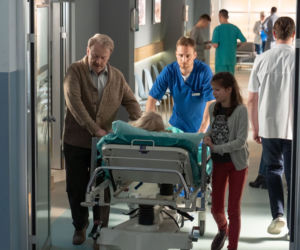 Na dobre i na złe, odcinek 731. Barbara (Agnieszka Pilaszewska), Michał (Mateusz Janicki), Cezary (Daniel Olbrychski), Matylda (Amelia Czaja)
