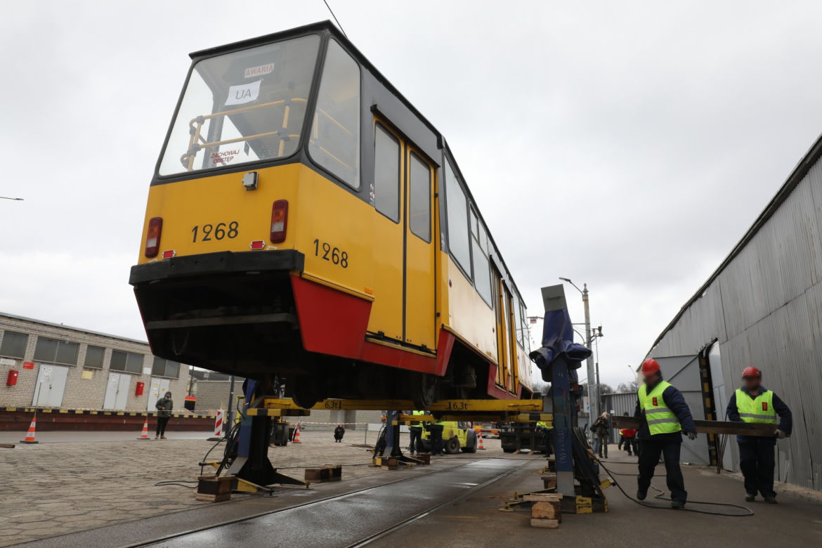 Załadunek tramwajów, które zostaną przekazane do Ukrainy