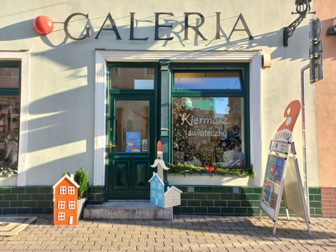 ​Z każdym dniem wybór jest coraz mniejszy. W Galerii MBWA w Lesznie trwa Kiermasz Świąteczny