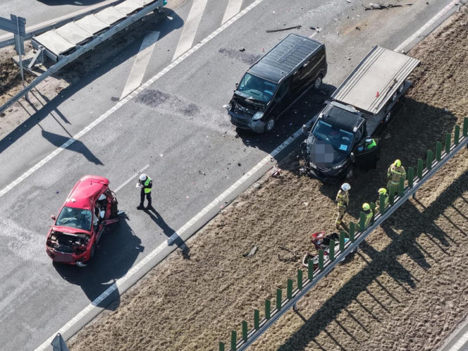 Groźny wypadek na S7. Sześć aut rozbitych, śmigłowiec LPR w akcji