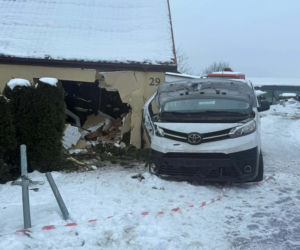 Wypadł busem z drogi, huknął w dom. Trzy osoby ranne, mieszkańcy stracili dach nad głową