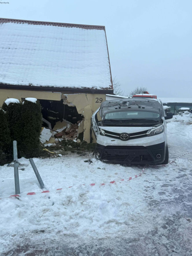 Wypadł busem z drogi, huknął w dom. Trzy osoby ranne, mieszkańcy stracili dach nad głową