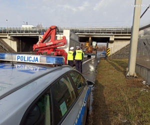 Kierowca źle ocenił rozmiar i utknął. Pomogli mu strażacy