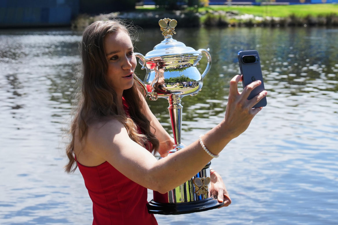 Jelena Rybakina z pucharem mistrzyni Australian Open
