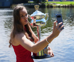 Jelena Rybakina z pucharem mistrzyni Australian Open
