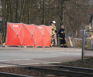 Zignorowała opuszczone rogatki, z torów zmiótł ją nadjeżdżający pociąg. Dramat w Jasiennicy Mazowieckiej