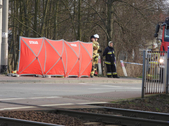 Zignorowała opuszczone rogatki, z torów zmiótł ją nadjeżdżający pociąg. Dramat w Jasiennicy Mazowieckiej